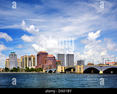 Die Skyline der Innenstadt West Palm Beach, Florida. Stockfoto