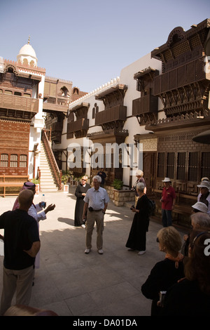 Reisegruppe besucht Al-Tayibat-Stadtmuseum für internationale Zivilisation, Jeddah, Saudi Arabien Stockfoto