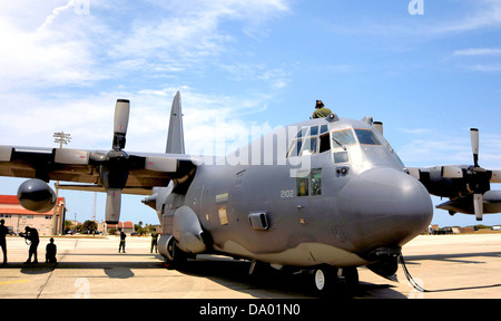 Die 102d Rescue Squadron betreibt die Lockheed HC-130H Hercules mit der Seriennummer 88-2102. Der HC-130H wurde für die Bergung von Personen und Notfallmaßnahmen entwickelt. Stockfoto
