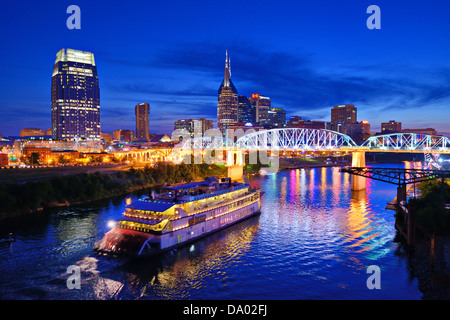 Showboat und die Skyline von Nashville, Tennessee, USA. Stockfoto
