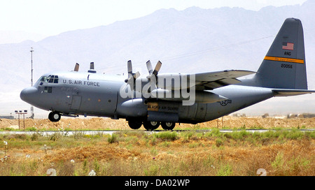 Die 144th Airlift Squadron betreibt die Lockheed C-130H-LM Hercules (Seriennummer 82-0056), ein vielseitiges Transportflugzeug für militärische Luftbewegungen, humanitäre Missionen und taktische Operationen. Stockfoto