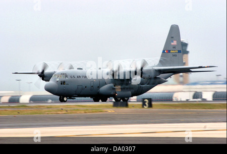 Die 156th Airlift Squadron betreibt die Lockheed C-130H Hercules, ein vielseitiges Transportflugzeug. Die C-130H wird für eine Vielzahl von Rollen eingesetzt, darunter Luftbrücke, Luftabwurf und taktische Operationen, die sowohl militärische als auch humanitäre Missionen unterstützen. Stockfoto