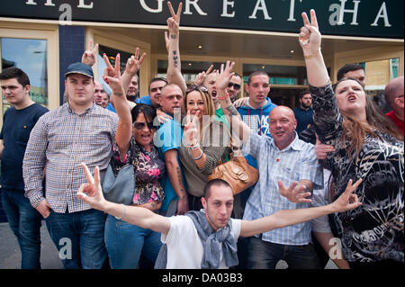 London, UK – 29. Juni 2013: EDL-Anhänger versammeln sich draussen ein Pub in Woolwich auf Armed Forces Day, Lee Rigby Credit zu würdigen: Piero Cruciatti/Alamy Live News Stockfoto