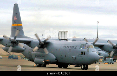 Die 187th Airlift Squadron betreibt die Lockheed C-130H Hercules, ein vielseitiges militärisches Transportflugzeug. Dieses Modell mit der Hecknummer 92-1534 wird für eine Vielzahl von Missionen verwendet, darunter Truppentransport, Frachtluftlift und Luftbetankung. Stockfoto