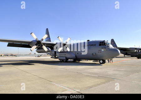 Die 192d Airlift Squadron betreibt die Lockheed C-130H Hercules, ein vielseitiges taktisches Transportflugzeug, das für Lufttransporte eingesetzt wird. Der C-130H ist in der Lage, eine Vielzahl von Fracht und Personal in verschiedenen Betriebsumgebungen zu transportieren. Stockfoto