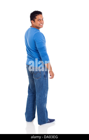 hübscher Junge indische Mann rückblickend über weißen Hintergrund isoliert Stockfoto