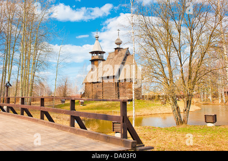 Hölzerne Russisch-orthodoxe Kirche auf dem Lande. Stockfoto