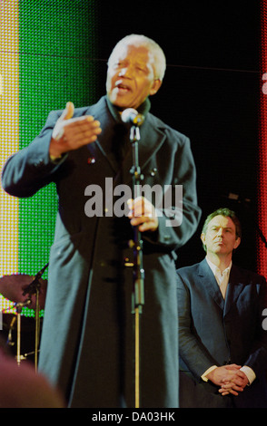 Nelson Mandela spricht mit Tony Blair auf die Feiern Südafrika Konzert in Trafalgar Square, London, UK. Stockfoto