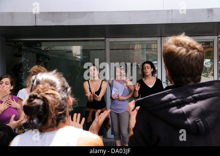 BARCELONA - 3 MAR: Schauspieler Commedia dell Probe in der Straße am 3. März 2011 in Barcelona, Spanien. Stockfoto