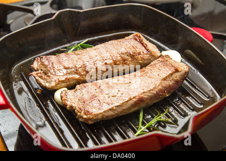 Lammfilet in einer Pfanne Stockfoto