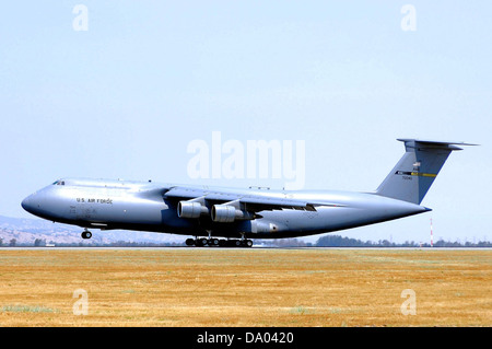 Dieses Bild zeigt eine Lockheed C-5B Galaxie, Hecknummer 87-0040, aus dem 60th Air Mobility Wing. Die C-5B ist ein großes militärisches Transportflugzeug, das für den schnellen strategischen Einsatz und die Beförderung übergroßer Fracht eingesetzt wird. Stockfoto