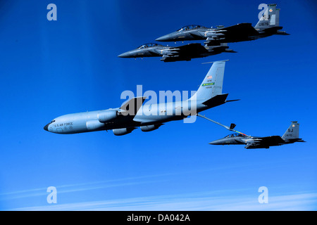 Die Boeing KC-135A-BN Stratotanker, Seriennummer 57-2599, ist ein militärisches Luftbetankungsflugzeug des 916. Luftbetankungsflügels. Die KC-135 wurde für die Betankung von Militärflugzeugen in der Luft entwickelt, um deren Einsatzbereich zu erweitern und die Effektivität der Mission zu erhöhen. Die Stratotanker spielten eine Schlüsselrolle bei globalen Militäroperationen. Stockfoto