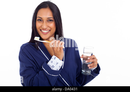 schöne junge indische Frau in Pyjamas Zähneputzen Stockfoto