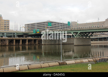 Schuylkill River von der Ostseite Banken gesehen. Brücken auf dem 30. St-Bahnhof. Stockfoto