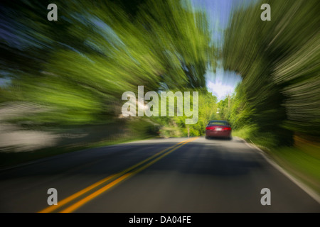 Auto beschleunigt auf Straße, USA Stockfoto