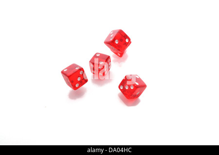 Fünf rote Würfel, isoliert auf weißem Hintergrund. Stockfoto