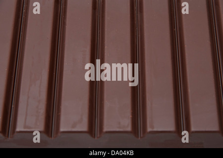 Gestreifte Tafel Schokolade zum Schneiden Stockfoto