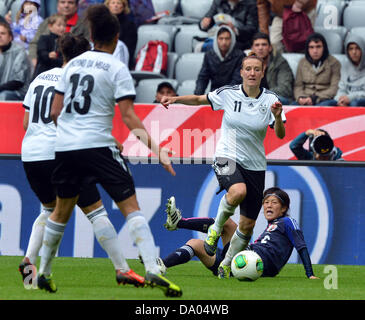 Deutschlands Anja Mittag (oben) wetteifert um den Ball mit Japans Saori Ariyoshi (unten) während der Frauen-freundliche Fußball-Länderspiel Deutschland gegen Japan in Allianz Arena in München, 29. Juni 2013. Foto: Peter Kneffel/Dpa +++(c) Dpa - Bildfunk +++ Stockfoto