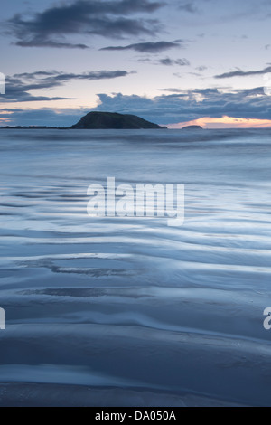 Sonnenuntergang über bergauf Strand mit Brean unten am Horizont sichtbar. North Somerset, UK. Stockfoto