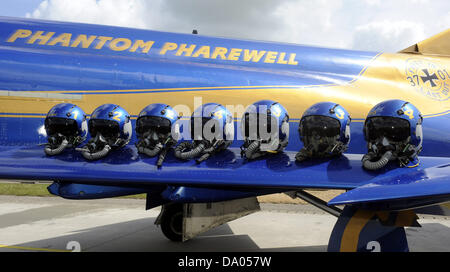 Helme liegen auf dem Flügel des 'Pharewell'-Phantom mit einem Offizier nach seiner Landung auf dem Flugplatz der Fighter wing 71 "Richthofen" in Wittmund, Deutschland, 29. Juni 2013. Nach 40 Jahren Dienst in der deutschen Luftwaffe werden die letzte Phantome am 29. Juni 2013 außer Betrieb genommen werden. Mehr als 100.000 Menschen werden zum Tag "offenen Tür" erwartet. Foto: INGO WAGNER Stockfoto