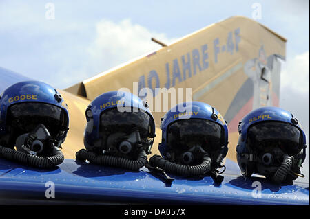 Helme liegen auf dem Flügel des 'Pharewell'-Phantom mit einem Offizier nach seiner Landung auf dem Flugplatz der Fighter wing 71 "Richthofen" in Wittmund, Deutschland, 29. Juni 2013. Nach 40 Jahren Dienst in der deutschen Luftwaffe werden die letzte Phantome am 29. Juni 2013 außer Betrieb genommen werden. Mehr als 100.000 Menschen werden zum Tag "offenen Tür" erwartet. Foto: INGO WAGNER Stockfoto