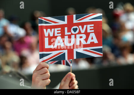 Wimbledon, London, UK. 29. Juni 2013. Tag sechs der Wimbledon Tennis Championships 2013 statt in The All England Lawn Tennis and Croquet Club, London, England, UK. Lüfter mit einer Fahne, die Unterstützung von Laura Robson (GBR) gegen Marina Erakovic (NZ) © Aktion Plus Sportbilder/Alamy Live News Credit: Action Plus Sport/Alamy Live News Stockfoto