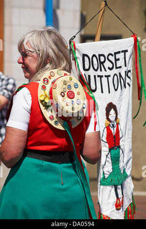 Poole, Dorset, UK 29. Juni 2013. Volksfest für Poole, ein spannendes neues Festival von Poole Tourismus und Folk Dorset mit achtzehn Morris Seiten tanzen traditionelle englische Tänze aus über den Süden und westlich von England über die zweitägige Veranstaltung, sowie musikalische Veranstaltungen organisiert. Dorset Knöpfe Damen Morris an der Prozession teilnehmen. Bildnachweis: Carolyn Jenkins/Alamy Live-Nachrichten Stockfoto