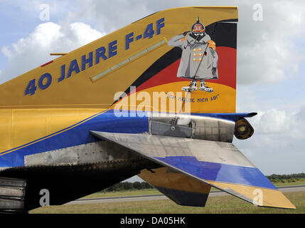 Die "Pharewell"-Phantom landeten auf dem Flugplatz das Jagdgeschwader 71 "Richthofen" in Wittmund, Deutschland, 29. Juni 2013. Nach 40 Jahren Dienst in der deutschen Luftwaffe werden die letzte Phantome am 29. Juni 2013 außer Betrieb genommen werden. Mehr als 100.000 Menschen werden zum Tag "offenen Tür" erwartet. Foto: INGO WAGNER Stockfoto