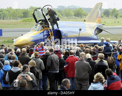 Pilot Oberst Gerhard Roubal verlässt die "Pharewell"-Phantom nach zahlreichen Show auf dem Flugplatz das Jagdgeschwader 71 "Richthofen" in Wittmund, Deutschland, 29. Juni 2013 Flüge. Nach 40 Jahren Dienst in der deutschen Luftwaffe werden die letzte Phantome am 29. Juni 2013 außer Betrieb genommen werden. Mehr als 100.000 Menschen werden zum Tag "offenen Tür" erwartet. Foto: INGO WAGNER Stockfoto