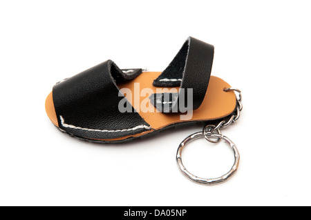 Schlüsselanhänger mit Schuh auf weißem Hintergrund Stockfoto