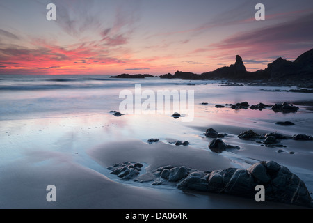Ebbe am Hartland Quay Strand an der Küste von Nord-Devon, UK. Stockfoto