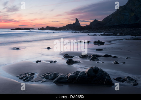 Ebbe am Hartland Quay Strand an der Küste von Nord-Devon, UK. Stockfoto
