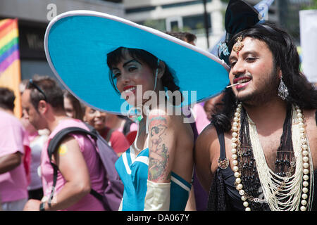 London, UK. 29. Juni 2013. London-Gay-Pride - Zeichen Dressed up für die März-Credit: Miguel Sobreira/Alamy Live News Stockfoto