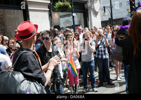 London-Gay-Pride-Parade bewegt sich nach unten Oxford Street als Zuschauer - London-UK betrachten Stockfoto