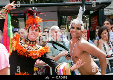 London-Gay-Pride, zwei Tänzer-Darsteller am März vor Zuschauern auf der Oxford Street - London-UK Stockfoto