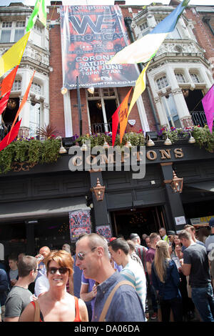 Kundenansturm auf Old Compton Street in London Gay-Pride - UK Stockfoto