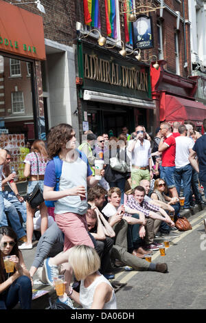 Kundenansturm auf Old Compton Street in London Gay-Pride - UK Stockfoto