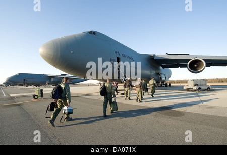 Die 512th Operations Group betreibt die C-5M Super Galaxy, ein großes militärisches Transportflugzeug, das für strategische Lufttransporte und schwere Frachtoperationen eingesetzt wird. Die Gruppe spielt eine entscheidende Rolle bei der schnellen Bereitstellung und beim logistischen Support. Stockfoto
