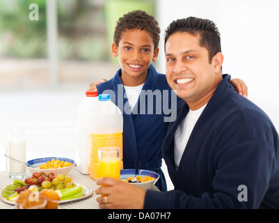 fröhlichen indische Vater und Sohn am Frühstückstisch Stockfoto