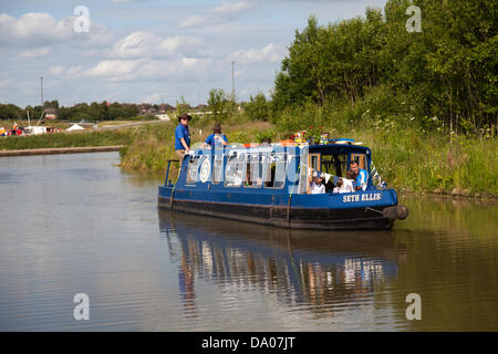 Staveley, Derbyshire, UK. 29. Juni 2013. Chesterfield Kanal Vertrauen hatten ihre jährlichen offenen Wochenende auf Staveley Becken. Heben sie Geld um den Link zwischen Chesterfield und dem Hauptkanal-System erneut zu öffnen. Verschiedene Attraktionen für alle Altersgruppen waren im Angebot und eine gute Zeit hatte von allen in der Sonne. Der Chesterfield Kanal führt für 46 Meilen aus dem Fluss Trent bis zur Mitte des Chesterfield, Verlinkung, South Yorkshire, Nottinghamshire und Derbyshire. Bildnachweis: Eric Murphy/Alamy Live-Nachrichten Stockfoto