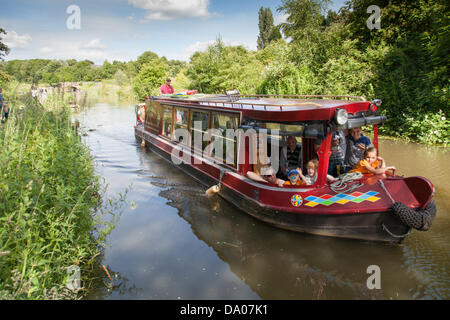 Staveley, Derbyshire, UK. 29. Juni 2013. Chesterfield Kanal Vertrauen hatten ihre jährlichen offenen Wochenende auf Staveley Becken. Heben sie Geld um den Link zwischen Chesterfield und dem Hauptkanal-System erneut zu öffnen. Verschiedene Attraktionen für alle Altersgruppen waren im Angebot und eine gute Zeit hatte von allen in der Sonne. Der Chesterfield Kanal führt für 46 Meilen aus dem Fluss Trent bis zur Mitte des Chesterfield, Verlinkung, South Yorkshire, Nottinghamshire und Derbyshire. Bildnachweis: Eric Murphy/Alamy Live-Nachrichten Stockfoto