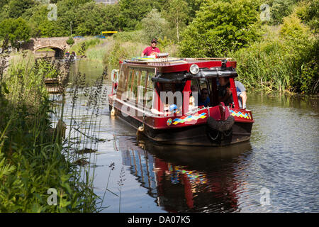 Staveley, Derbyshire, UK. 29. Juni 2013. Chesterfield Kanal Vertrauen hatten ihre jährlichen offenen Wochenende auf Staveley Becken. Heben sie Geld um den Link zwischen Chesterfield und dem Hauptkanal-System erneut zu öffnen. Verschiedene Attraktionen für alle Altersgruppen waren im Angebot und eine gute Zeit hatte von allen in der Sonne. Der Chesterfield Kanal führt für 46 Meilen aus dem Fluss Trent bis zur Mitte des Chesterfield, Verlinkung, South Yorkshire, Nottinghamshire und Derbyshire. Bildnachweis: Eric Murphy/Alamy Live-Nachrichten Stockfoto