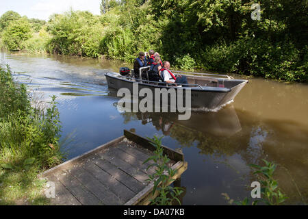 Staveley, Derbyshire, UK. 29. Juni 2013. Chesterfield Kanal Vertrauen hatten ihre jährlichen offenen Wochenende auf Staveley Becken. Heben sie Geld um den Link zwischen Chesterfield und dem Hauptkanal-System erneut zu öffnen. Verschiedene Attraktionen für alle Altersgruppen waren im Angebot und eine gute Zeit hatte von allen in der Sonne. Der Chesterfield Kanal führt für 46 Meilen aus dem Fluss Trent bis zur Mitte des Chesterfield, Verlinkung, South Yorkshire, Nottinghamshire und Derbyshire. Bildnachweis: Eric Murphy/Alamy Live-Nachrichten Stockfoto