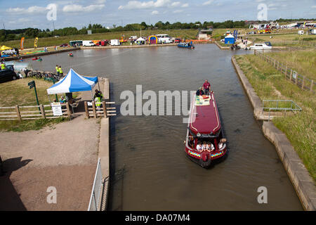 Staveley, Derbyshire, UK. 29. Juni 2013. Chesterfield Kanal Vertrauen hatten ihre jährlichen offenen Wochenende auf Staveley Becken. Heben sie Geld um den Link zwischen Chesterfield und dem Hauptkanal-System erneut zu öffnen. Verschiedene Attraktionen für alle Altersgruppen waren im Angebot und eine gute Zeit hatte von allen in der Sonne. Der Chesterfield Kanal führt für 46 Meilen aus dem Fluss Trent bis zur Mitte des Chesterfield, Verlinkung, South Yorkshire, Nottinghamshire und Derbyshire. Bildnachweis: Eric Murphy/Alamy Live-Nachrichten Stockfoto