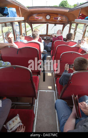 Ein 1948 29 Sitz Bedford "OB" Trainer als ein Shuttle-Bus zwischen Staveley Becken Gala und Barrow Hill Ringlokschuppen Stockfoto