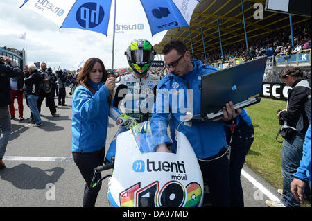 Assen, Niederlande. 29. Juni 2013.Pol Espargaro (Tuenti HP 40) in der Startaufstellung auf TT ASSEN Rennstrecke. Bildnachweis: Gaetano Piazzolla/Alamy Live-Nachrichten Stockfoto