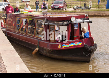 Staveley, Derbyshire, UK. 29. Juni 2013. Chesterfield Kanal Vertrauen hatten ihre jährlichen offenen Wochenende auf Staveley Becken. Heben sie Geld um den Link zwischen Chesterfield und dem Hauptkanal-System erneut zu öffnen. Verschiedene Attraktionen für alle Altersgruppen waren im Angebot und eine gute Zeit hatte von allen in der Sonne. Der Chesterfield Kanal führt für 46 Meilen aus dem Fluss Trent bis zur Mitte des Chesterfield, Verlinkung, South Yorkshire, Nottinghamshire und Derbyshire. Bildnachweis: Eric Murphy/Alamy Live-Nachrichten Stockfoto