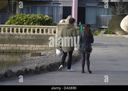 Ein paar Hand in Hand, ein Spaziergang durch Mowbray Parken Sunderland. Mann und Frau im Park. Der Mann hat einen Helm in der Hand. Stockfoto