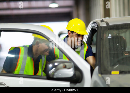 Hafen-Lagerarbeiter Inspektion Fahrzeug vor dem Exportieren Stockfoto