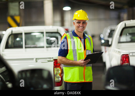 mittlere gealterte Fahrzeug Versand Unternehmen Arbeiter im Lager Stockfoto